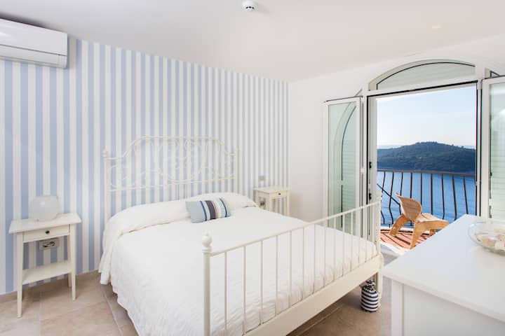 From living room you will enter this beautiful bedroom...