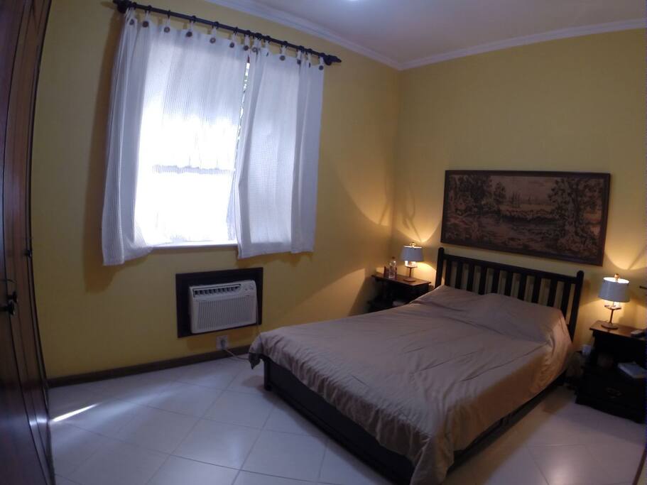 Quarto com cama de casal padrão.