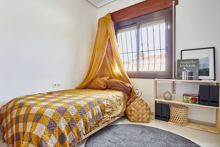 Ide o jednolôžkovú izbu, ale môžu sa v nej ubytovať 2 jednolôžka. 