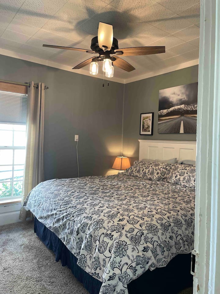 Manželská posteľ v hlavnej izbe so Samsung SmartTV s AppleTV. Stropný ventilátor, malý cédrový šatník a komoda

Matrac Lull s vrchnou vrstvou matraca Tempurpedic