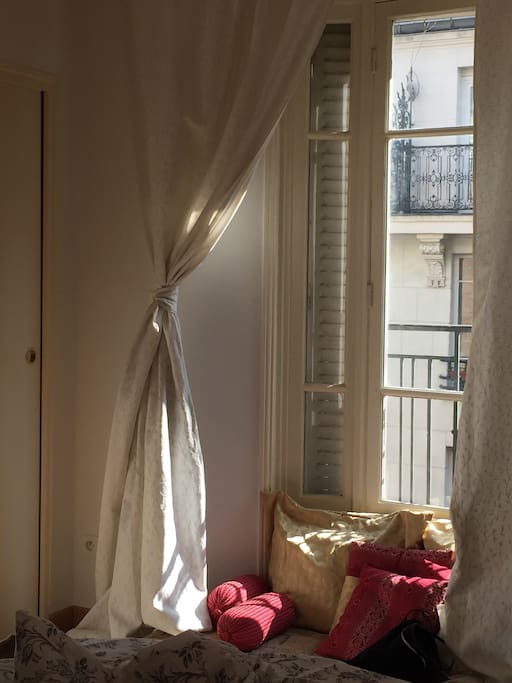 Chambre à coucher très lumineuse