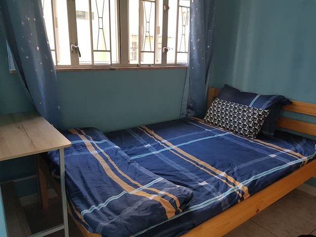 Cozy room at Hollywood Road, Sheung Wan.