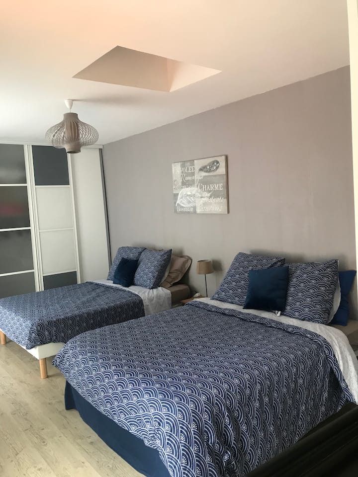 slaapkamer 1; mastersuite met Italiaanse doucheruimte,grote kleedkamer, zwembad en uitzicht op de tuin, 2 tweepersoonsbedden 