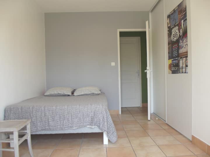 Siva soba,
krevet od 140 cm