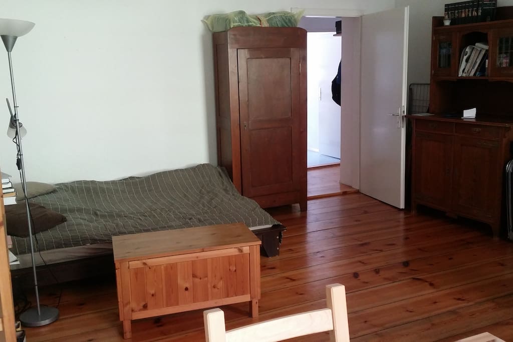 Wohnzimmer mit Doppelbett