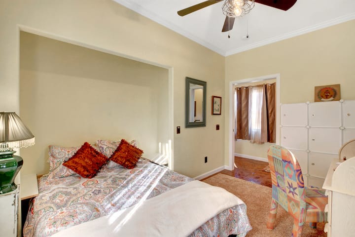 Брачен кревет (широк 150-179 см), печатач и монитор за работа