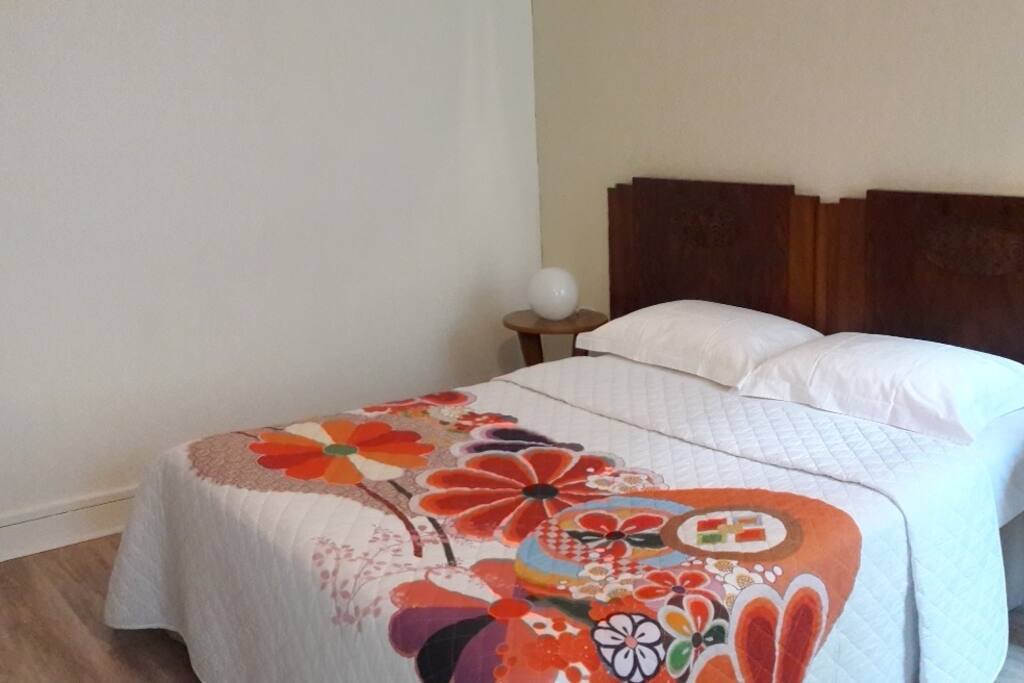 La chambre du bas avec un lit double