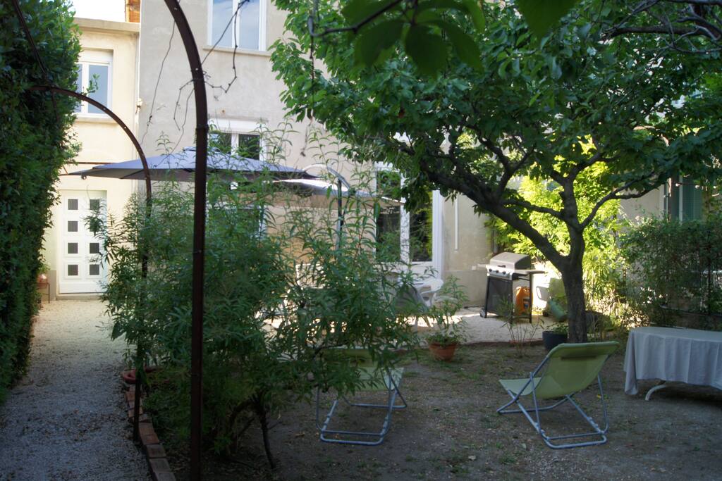 Jardin ombragé de 125 m². 2 tables, chaises, 2 transats, hamac et barbecue