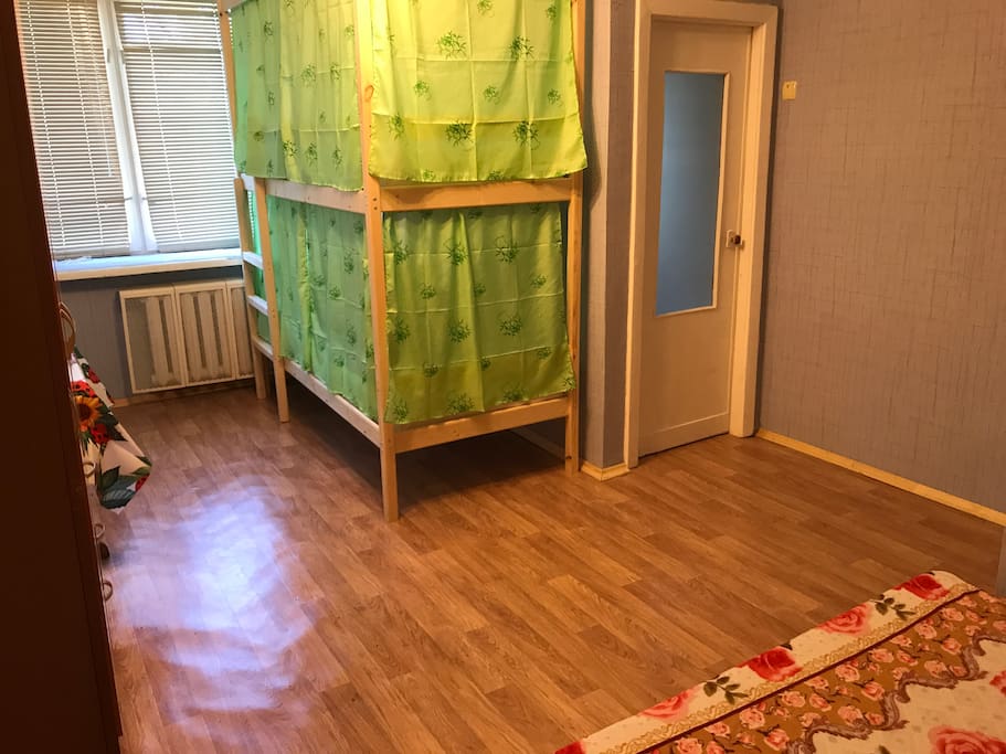 двухъярусная кровать со шторками