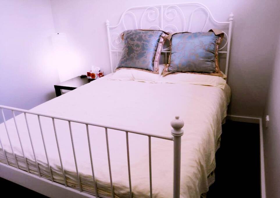 Queen size bedroom双人大床房