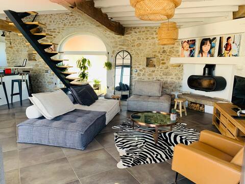 Beautiful house with pool and view of the Pyrenees