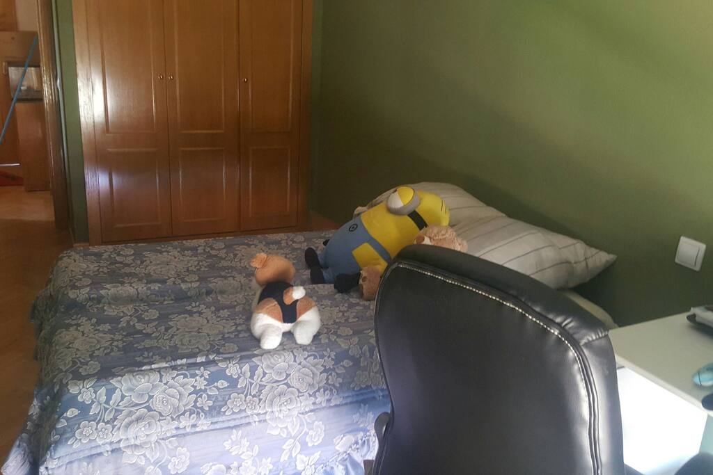 habitacion privada con cama de 1.35