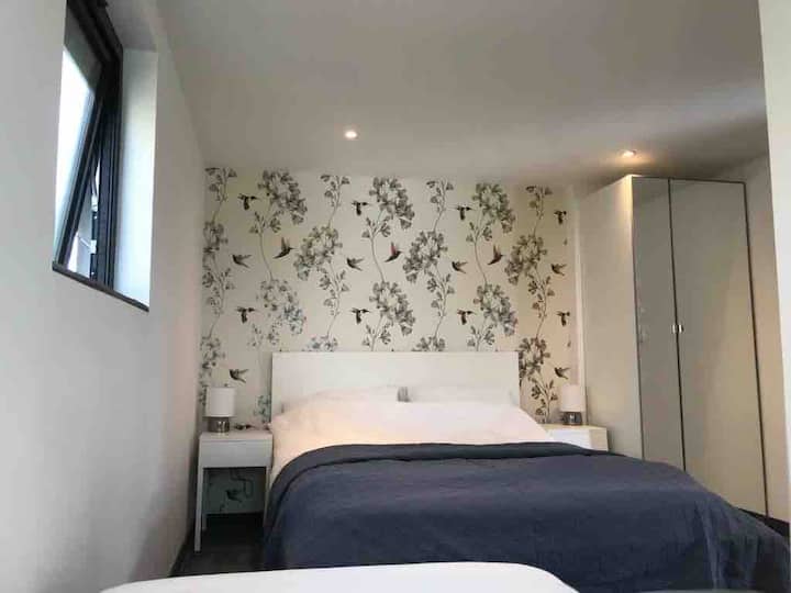 Spálňa 2, manželská posteľ a jednolôžko s apartmánom