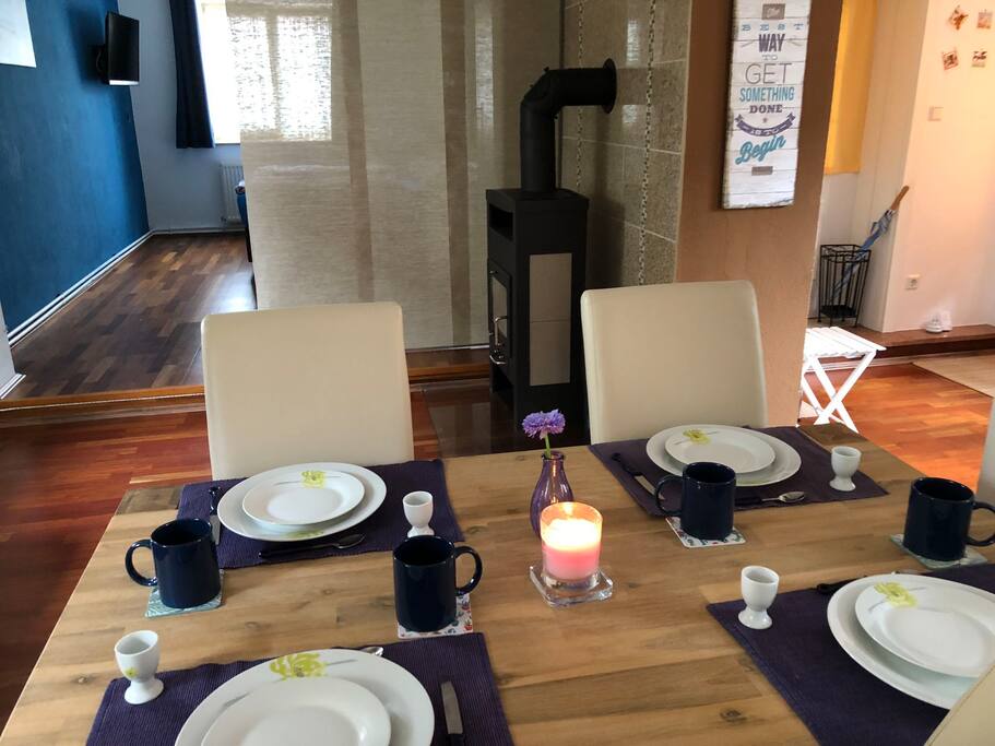 Essbereich mit Blick zum offenen Schlafzimmer