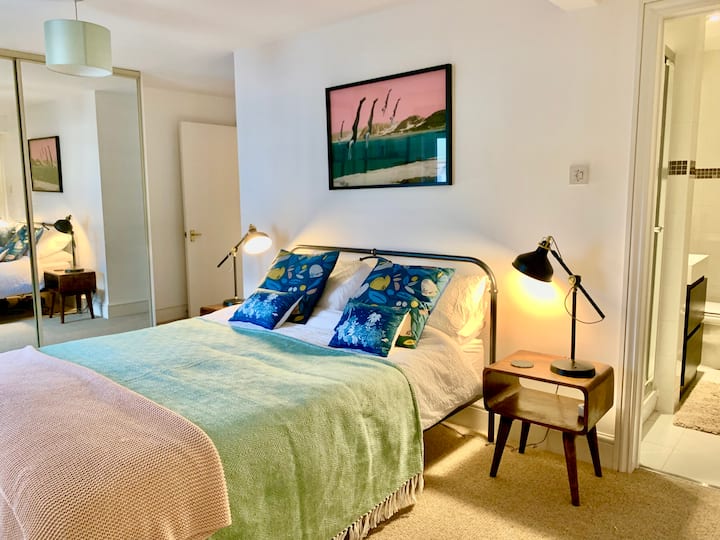 Chumba kikubwa cha kulala kimoja (ukubwa wa mfalme) na chumba cha ndani. Pamoja na WARDROBE kubwa zilizofungwa.