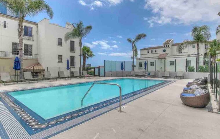 Luxurious apartment with pool, Jacuzzi by UCLA