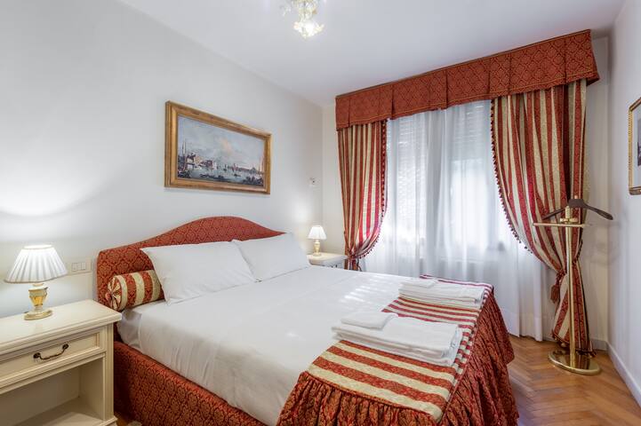 Cupido apartment, view of Canal Grande gallery image 2