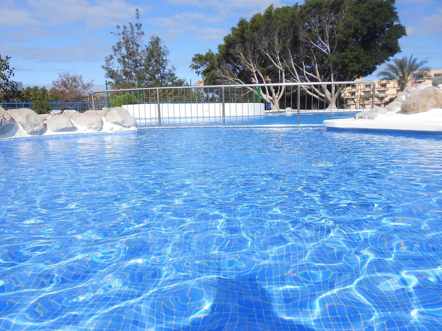 Swimming pool in Paraiso del Sur with sunbeds
