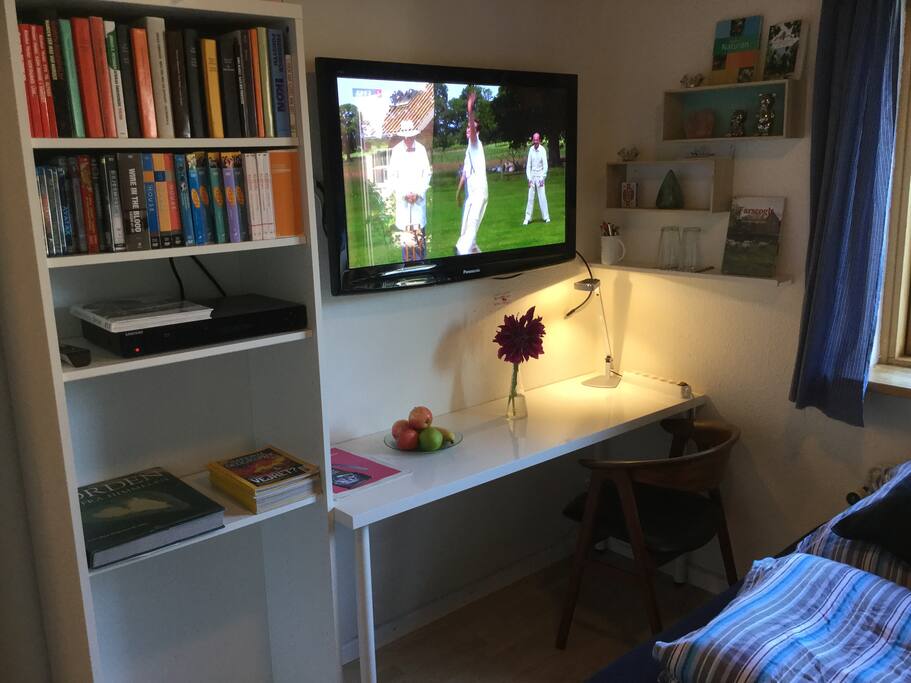 Værelse 1 med skrivebord og TV