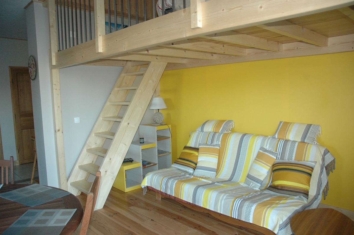 Преглед на мецанин и лаундж зона с телевизор