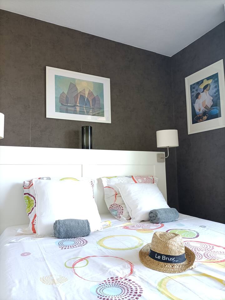 La habitación. Pequeña sorpresa, se puede ver el mar ️