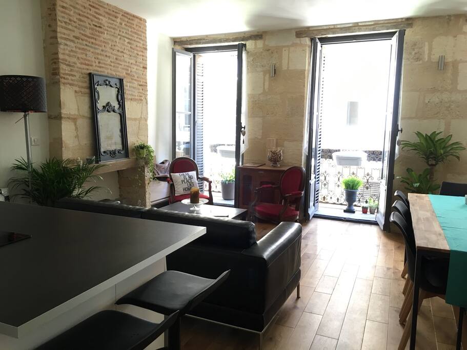 Îlot central avec coin repas et tabourets de bars