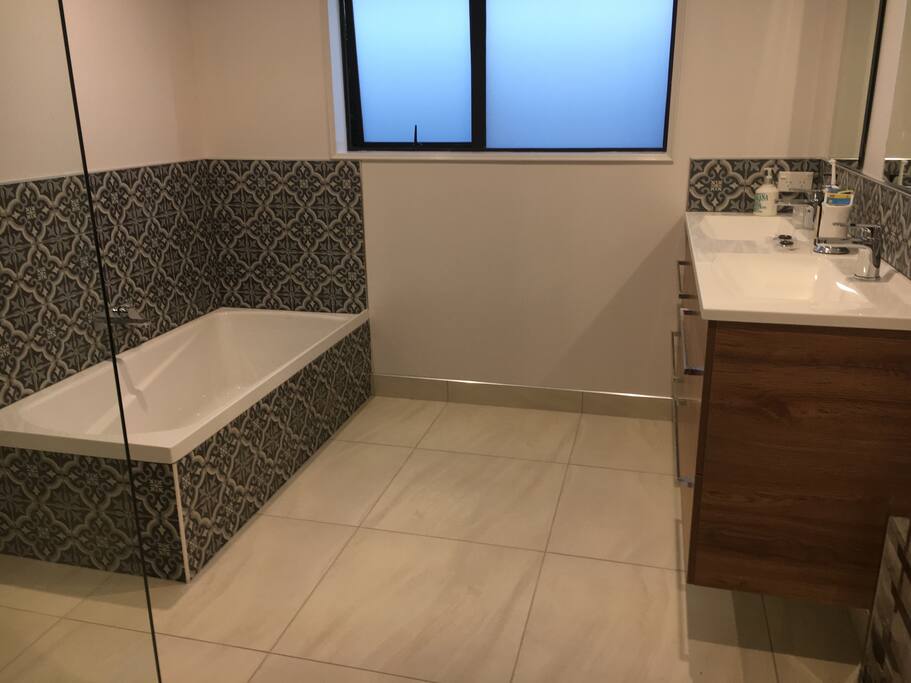 Twin Sink
Wet floor Shower
Bath Tub