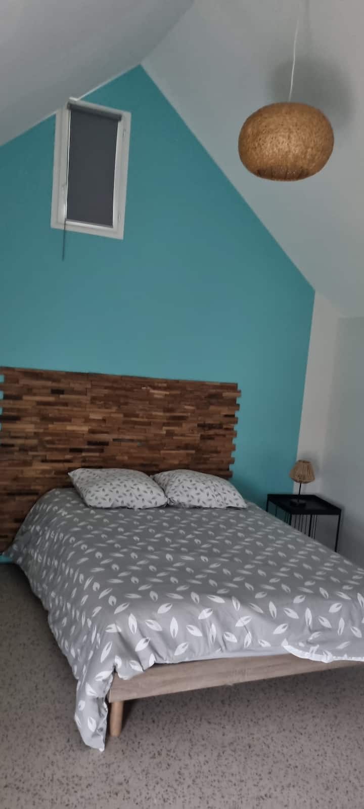 Spavaća soba s krevetom za bebe i prostorom za odlaganje 