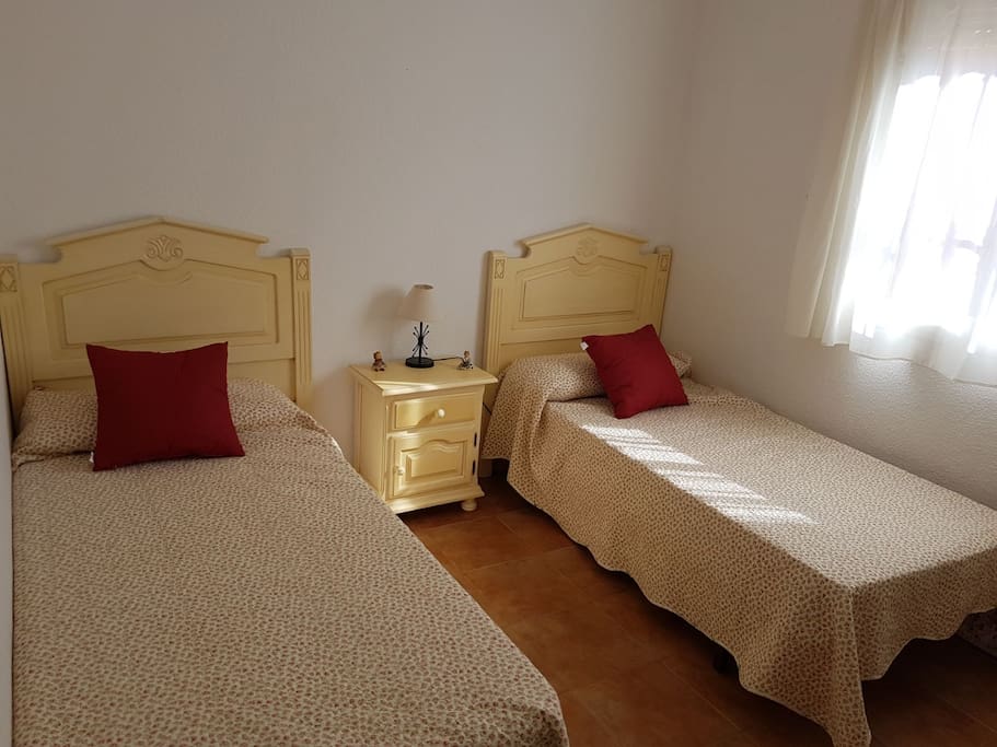 Dormitorio con dos camas indivuales