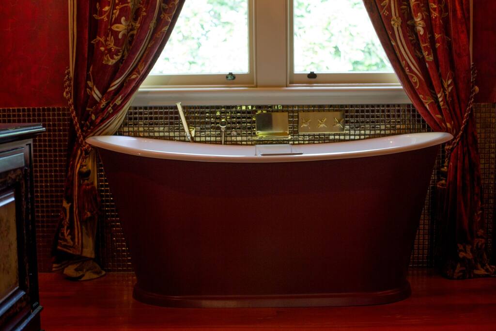 Reigner Room Bathtub