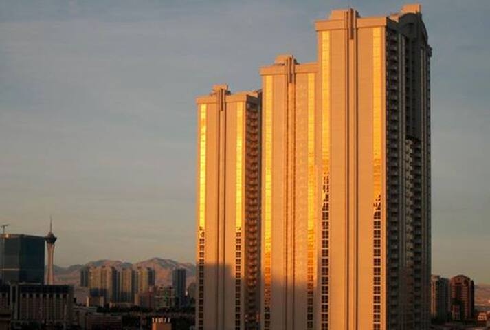 MGM Signature 2 BR Sleeps 8 – No Cleaning Fee gallery image 2