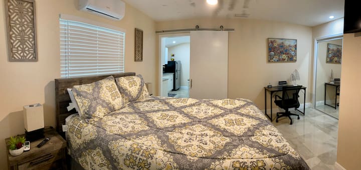 غرفة واسعة مع منطقة عمل وكرسي مريح. إنترنت واي فاي بالألياف البصرية 1 جيجابايت.