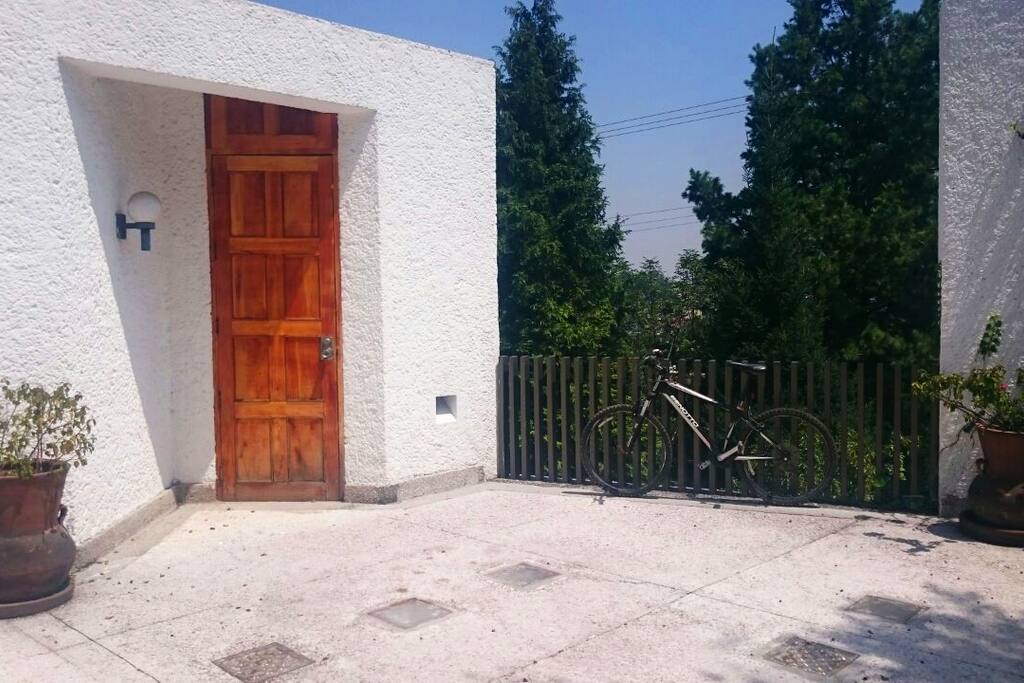 Aparcamiento y entrada al departamento