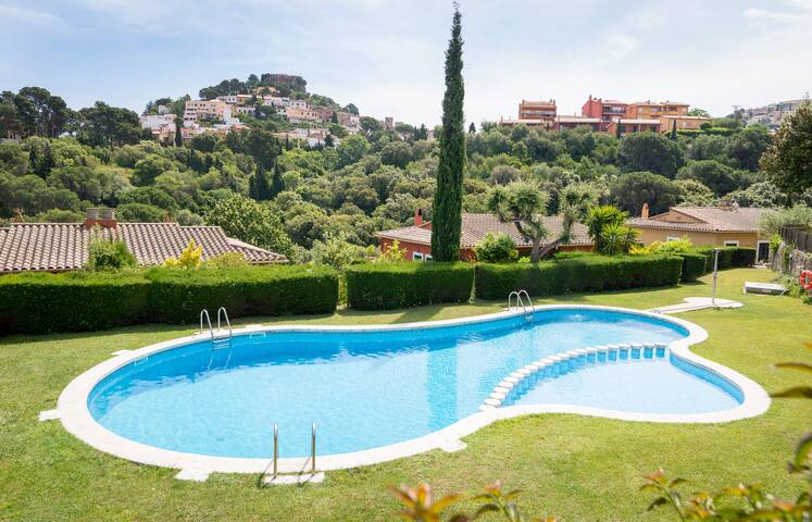 Sea view, pool, 10 min walk to plaza -family house