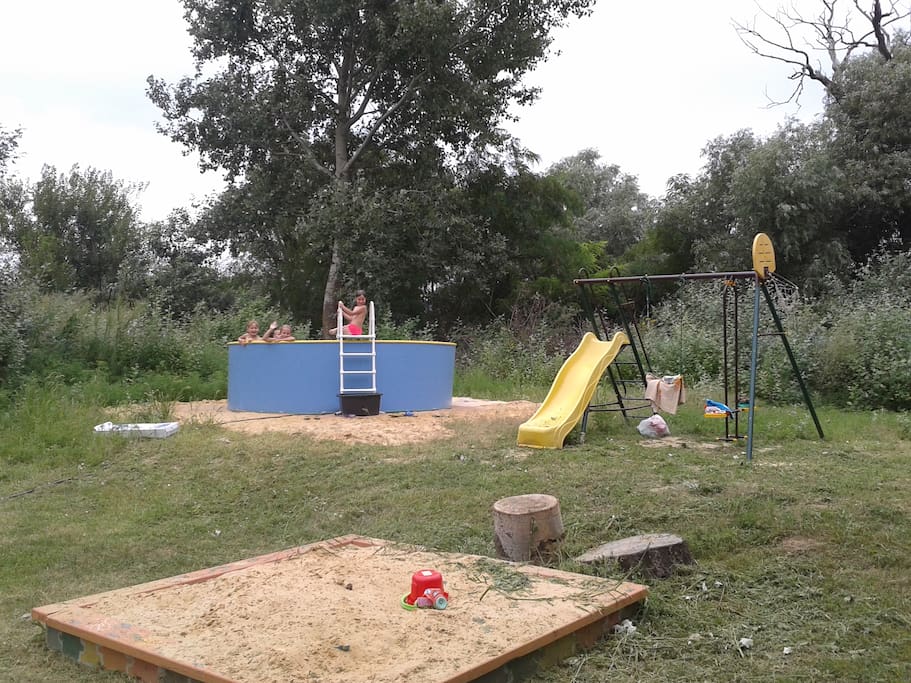 Здесь играем