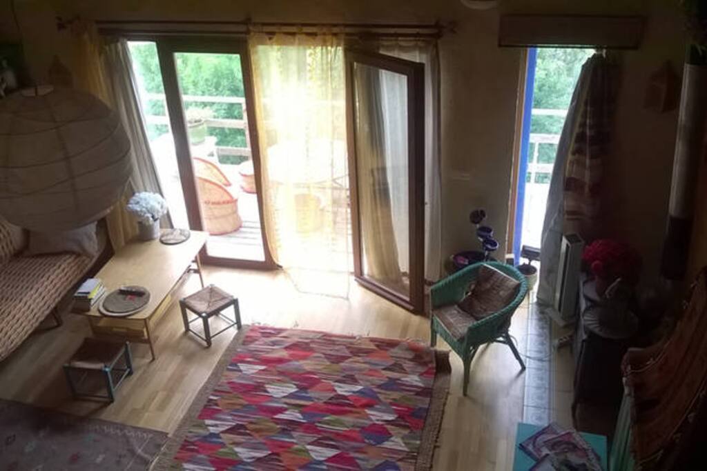 Salon avec baies vitrées sur terrasse plein sud