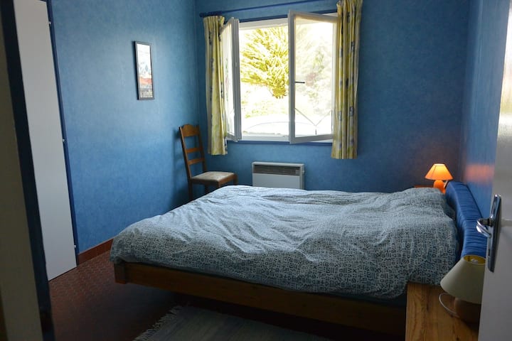 Bedroom with bed 160/190