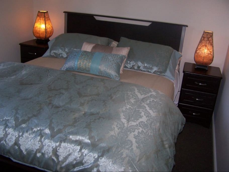 Queen size bed, bedside tables & lamps, built in robe.