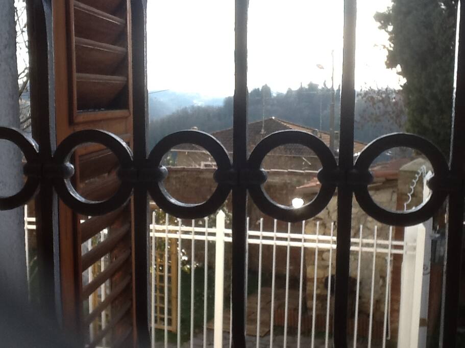 vista da una finestra del secondo piano