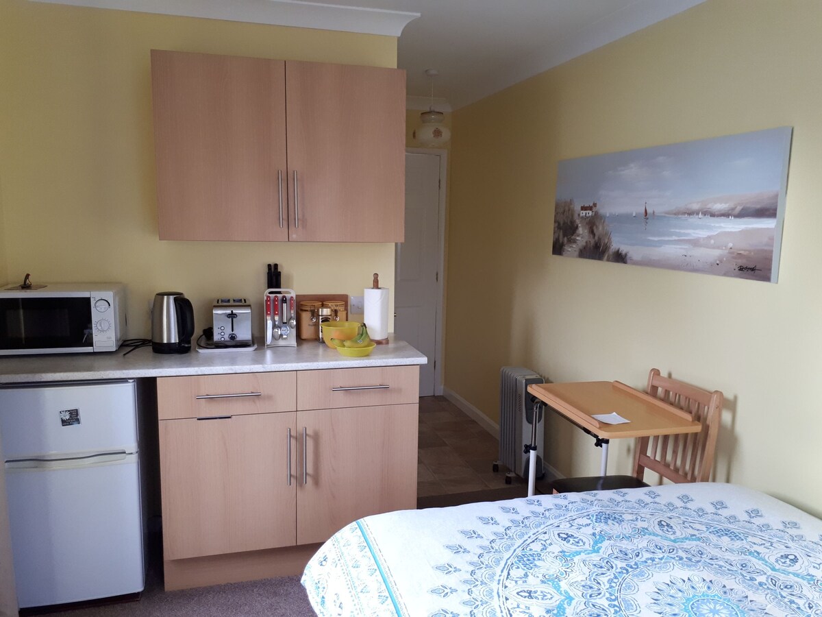 Popular Airbnb listing: Private double room with en-suite and kitchenette in Boston