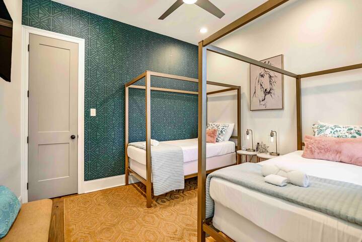 Walk to French Quarter from Modern home gallery image 2