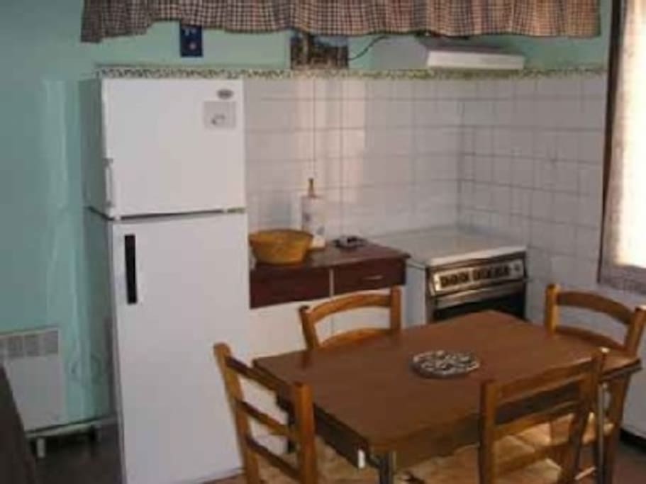La cuisine équipée (vaisselle, plaques de cuisson au gaz, four électrique, micro-ondes, frigo, congélateur, lave-linge, etc.)