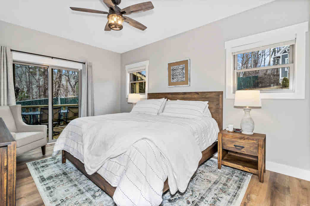 主卧室设有2米宽双人床，位于主层，设有套内卫生间。 