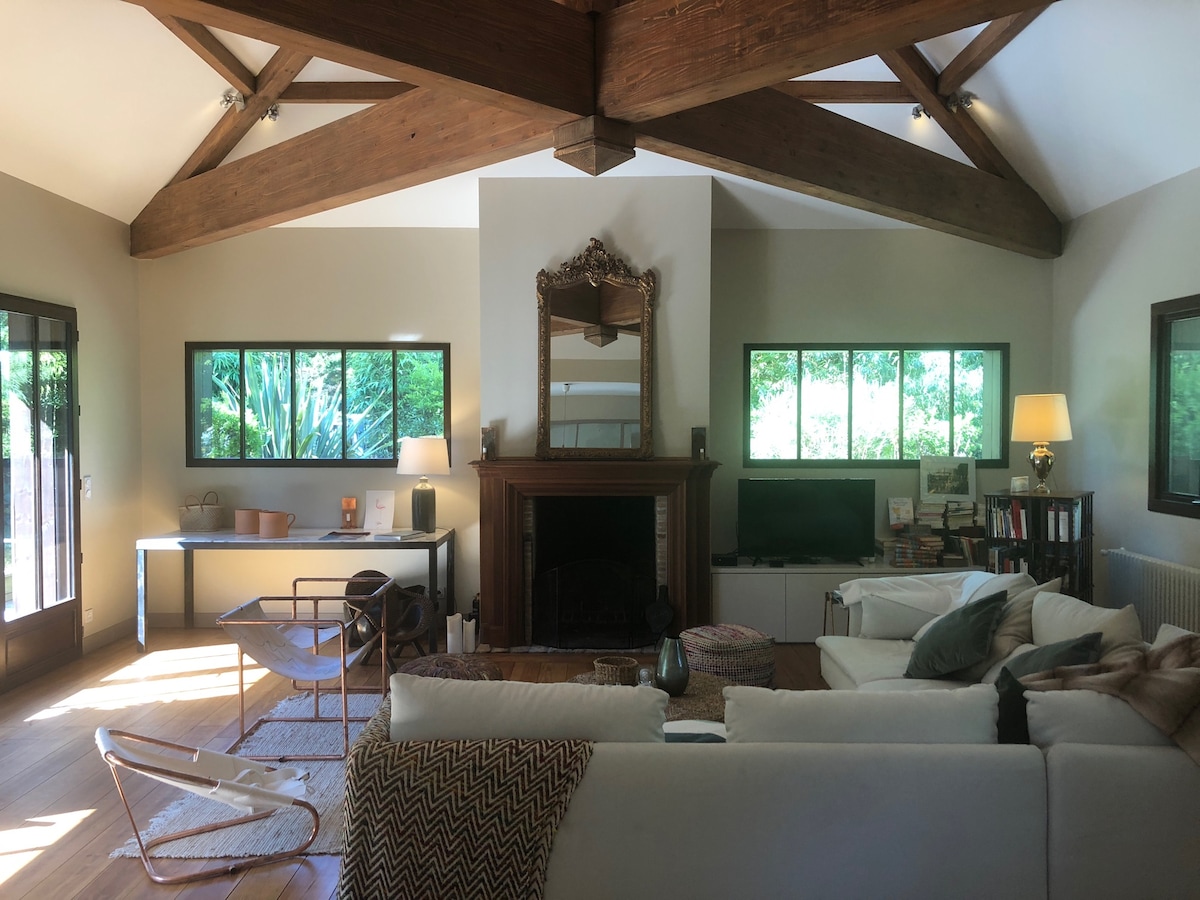 Top performing Airbnb: Beachfront villa, swimming pool (June-September), garden, 8 people in Lège Cap Ferret