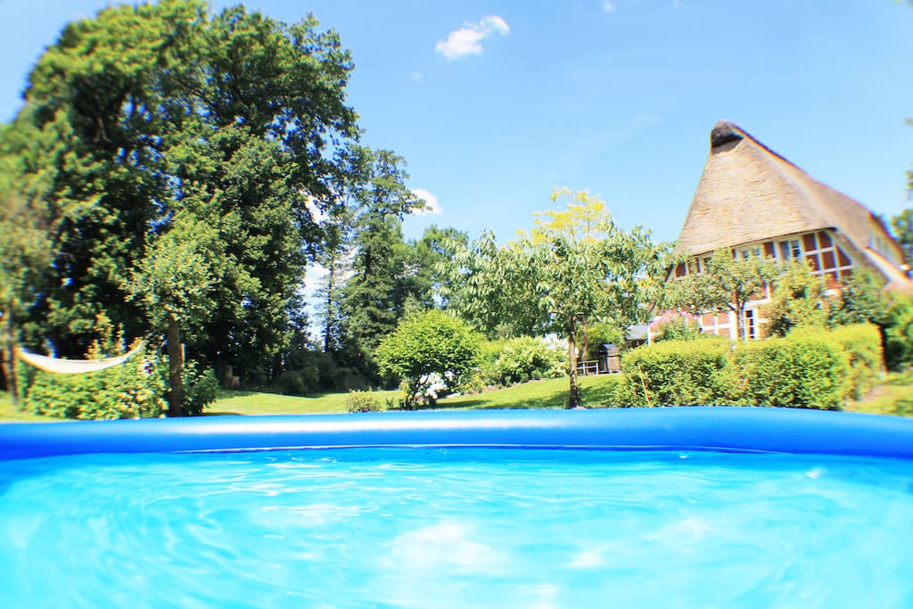 Der Gemeinschafts-Pool sorgt für eine frische Abkühlung an heißen Sommertagen