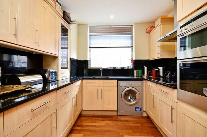 Luxury 2B 2BA flat near Oxford St. gallery image 4