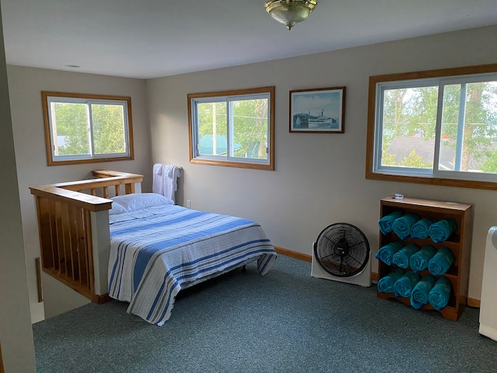 Ზემოთ ღია სივრცე სრული საწოლით.