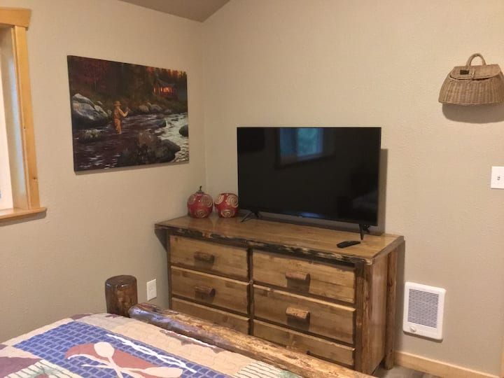 Televízor v manželskej posteli na poschodí.