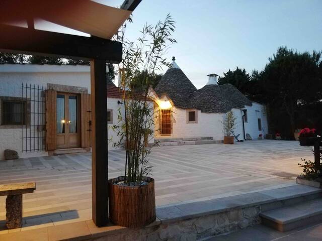 Trulli Bosco piscina esclusiva gallery image 2