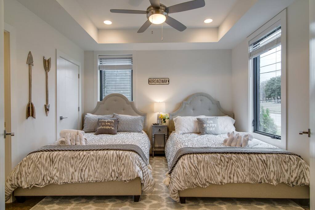First floor bedroom with two queen size beds, cable TV, ensuite half bath!